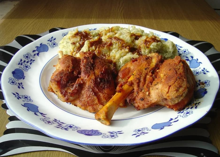 Golonka bez kości w siatce: Przepis na obiad bez skomplikowanego gotowania