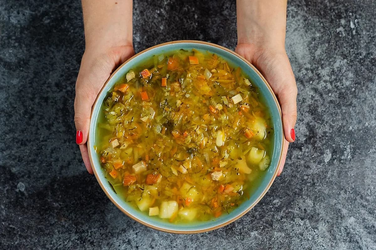 Ile kalorii ma zupa ogórkowa? Sprawdź, co naprawdę zawiera