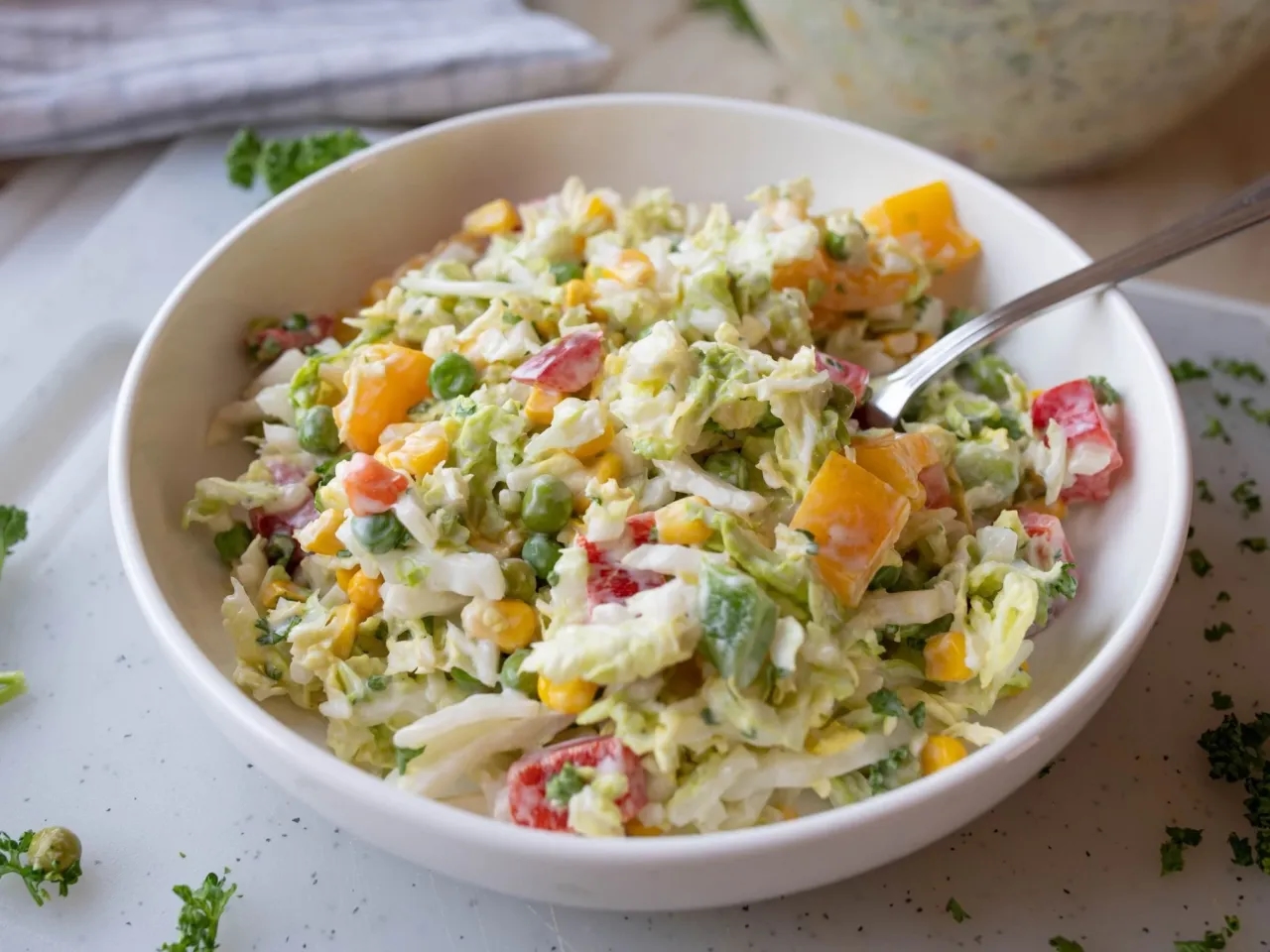 Pyszna surówka do grilla z kapusty pekińskiej, która zaskoczy gości