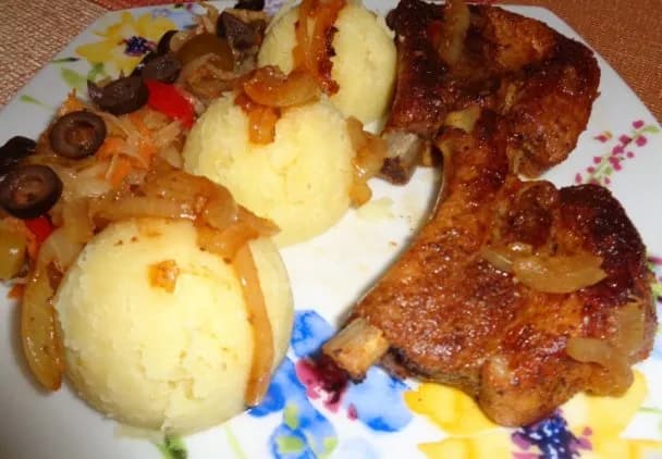 Co zrobić z żeberkami z zupy? Pyszne przepisy na wykorzystanie resztek