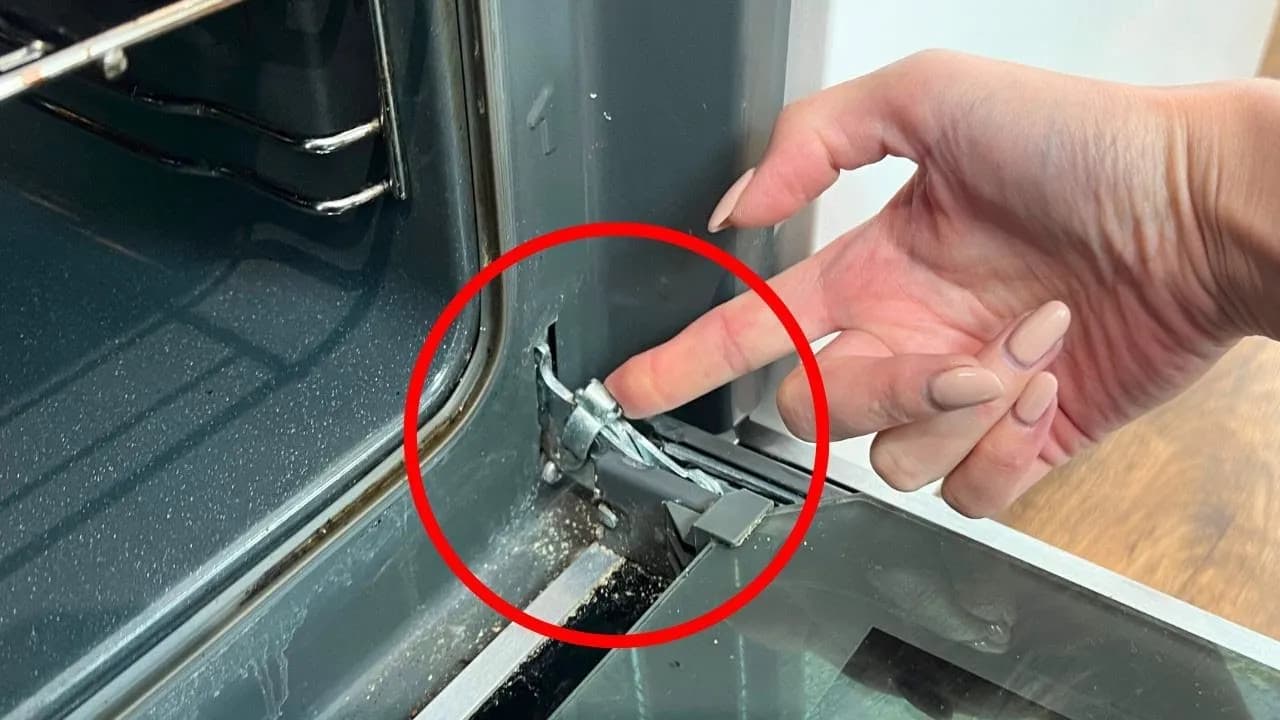 Jak wyczyścić drzwi od piekarnika i uniknąć trudnych plam