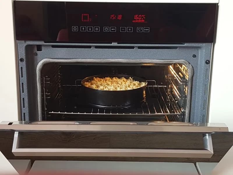 Czy ciasto po upieczeniu wyjąć z piekarnika? Uniknij opadania!