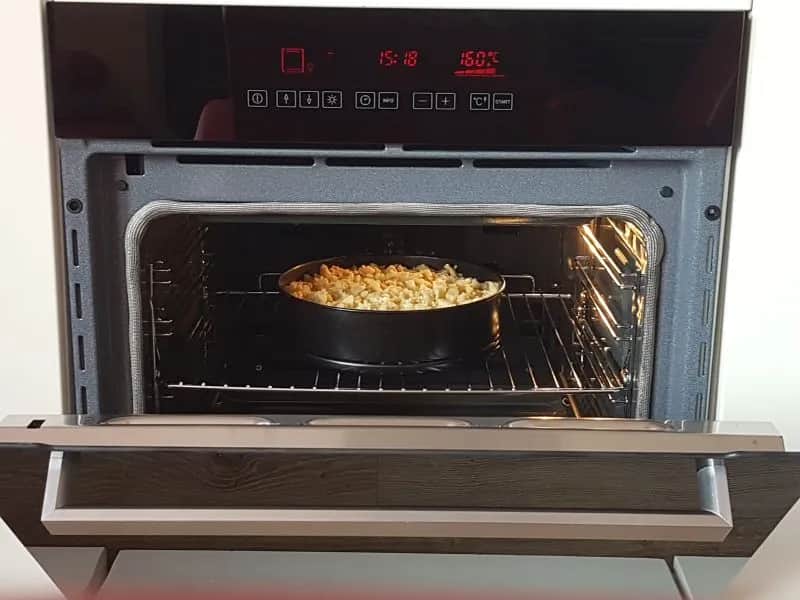 Czy ciasto po upieczeniu wyjąć z piekarnika? Uniknij opadania!