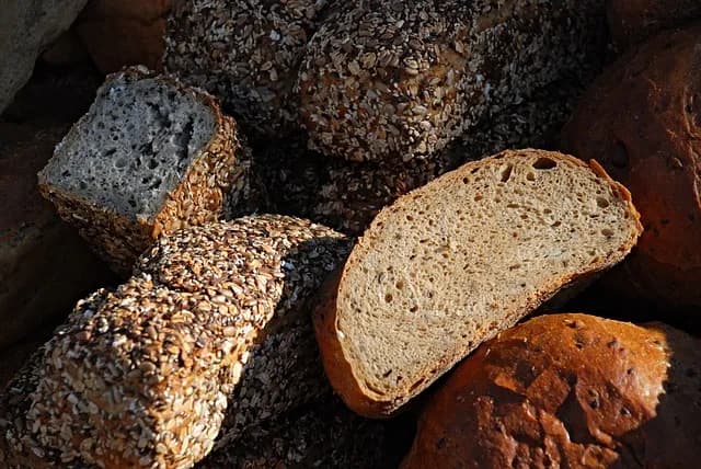 Jaki chleb przy SIBO? Unikaj tych, które nasilają objawy